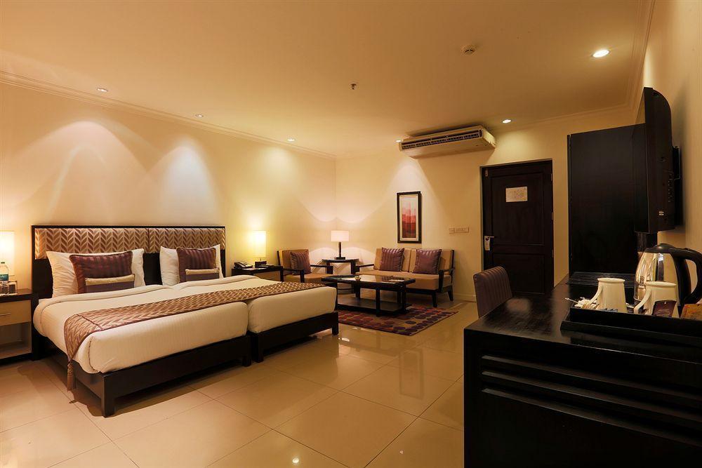 แคปิตัล โอ 4051 ลา แซฟไฟร์ Hotel นิวเดลี ภายนอก รูปภาพ